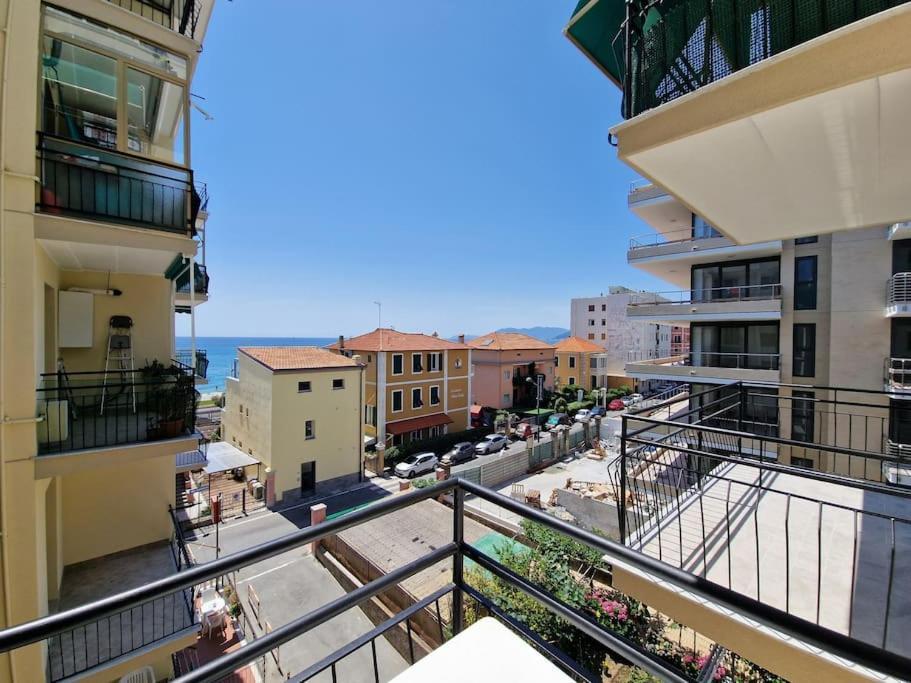 50 Metri Dal Mare - Free Parking E A/C Apartment ปิเอตราลิกูเร ภายนอก รูปภาพ